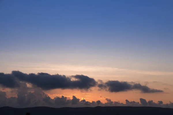 Bunten Morgen- / Abendhimmel mit Wolken Hintergrund. — Stockfoto
