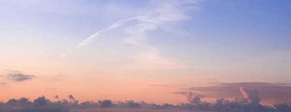 Bunte Morgendämmerung / Abenddämmerung Himmelspanorama mit Wolken Hintergrund. — Stockfoto