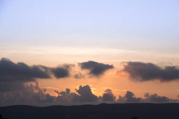 Bunten Morgen- / Abendhimmel mit dunklen Wolken Hintergrund. — Stockfoto
