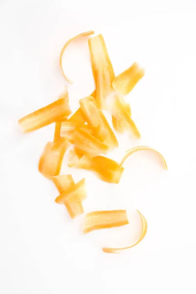 Cenouras fatiadas em fundo branco. — Fotografia de Stock