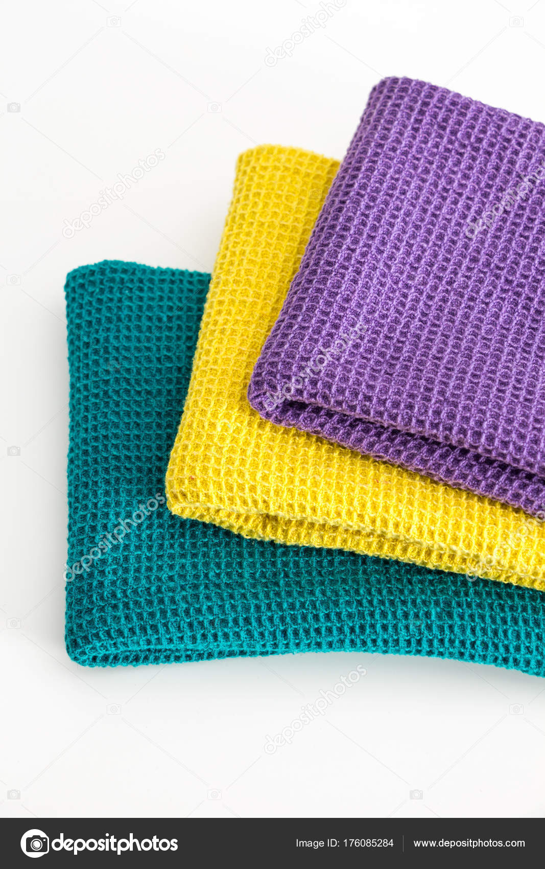 Stapel gefalteter bunter Küchentücher, auf weißem Nahaufnahme