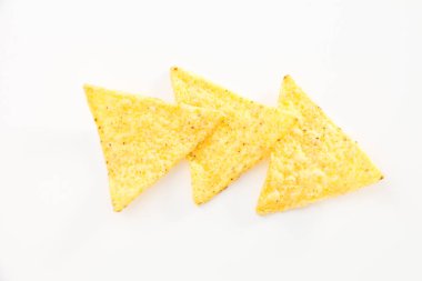 Beyaz arka plan üzerinde çıtır nacho cips.