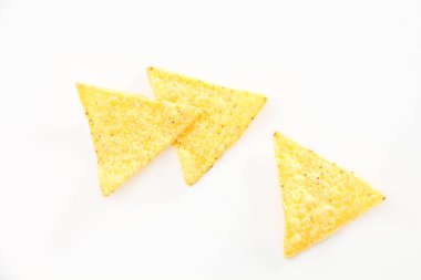 Beyaz arka plan üzerinde çıtır nacho cips.
