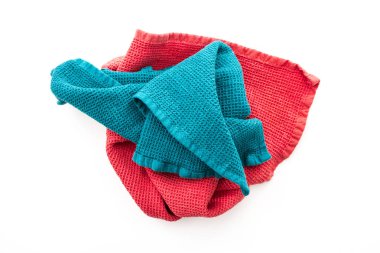 Beyaz arka plan üzerinde dağınık buruşuk renkli mutfak havlular.