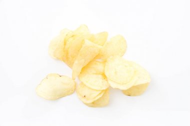 Kıtır ince cips, beyaz zemin üzerine dilimlenmiş..