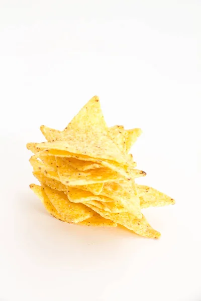 Krispiga nachochips, på vit bakgrund. — Stockfoto