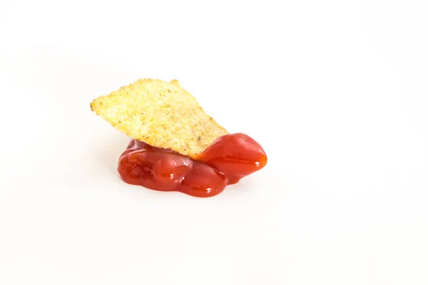 Chip nacho crocante em salsa, no fundo branco . — Fotografia de Stock
