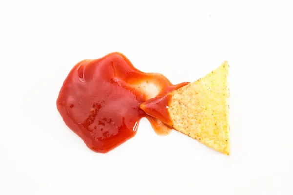 Chip de nacho crujiente en salsa, sobre fondo blanco . — Foto de Stock