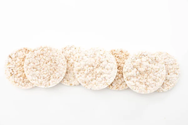 Круглі рисові торти / крекери на білому тлі . — стокове фото
