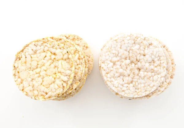 Bolos redondos de arroz e milho / bolachas, sobre fundo branco . — Fotografia de Stock