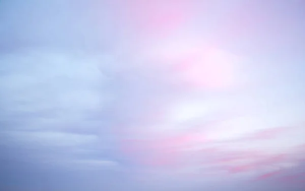 Kolorowe świt/zmierzch niebo, różowy i niebieski światło chmury, tło. — Zdjęcie stockowe