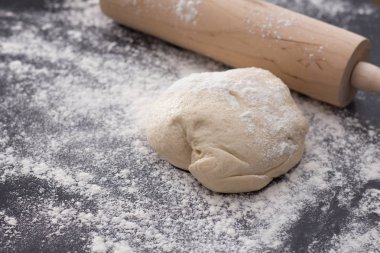 Ahşap PIN ve hamur hazırlık closeup pişirme unlu karanlık yüzeyinde.