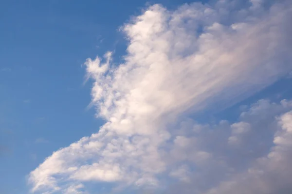 Weiche, flauschige Wolkenbildung auf blauem Himmel. — Stockfoto
