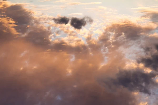 Dramatische bunte Morgen- / Abendhimmel, mit dunklen Wolken Hintergrund. — Stockfoto