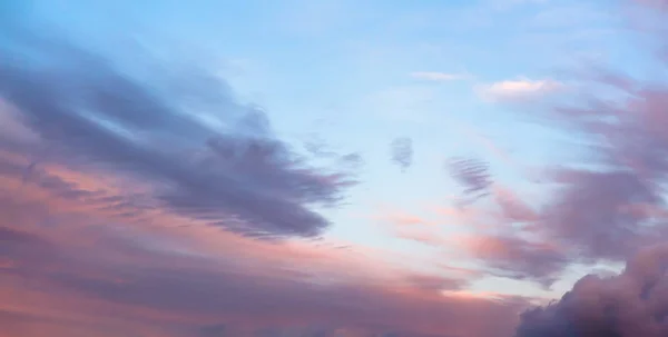 Farbenfroher Morgen- / Abendhimmel mit dunklen Wolken im Hintergrund. — Stockfoto