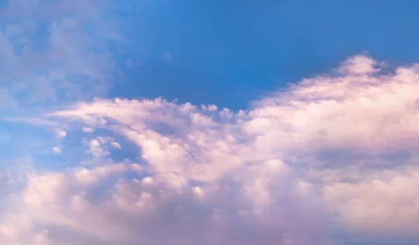 Morgengrauen / Abenddämmerung Himmel, mit rosa Farbton Wolken Hintergrund. — Stockfoto