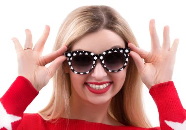 Güneş gözlüklü genç kız. Yıldız ile gözlük