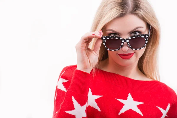 Chica joven en gafas del sol.Gafas con estrellas — Foto de Stock