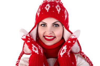 Genç kadın bir örgü şapka, eşarp ve eldiven. Kırmızı beyaz şablondadır. Güzel, sıcak, örme ve öğeleri tığ işi.