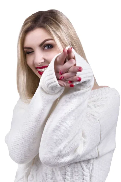 Ung vacker blond kvinna i stickad tröja blinkningar ena ögat. Porträtt. — Stockfoto