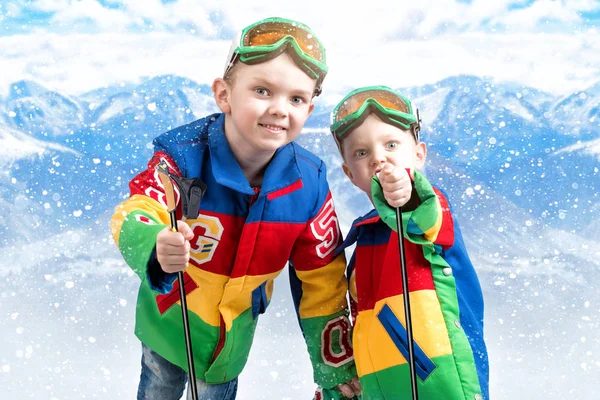 Zwei Brüder des Jungen Snowboarders in hellen Skijacken und Skibrille beim Skifahren in den Bergen. — Stockfoto