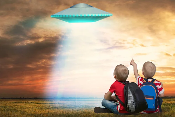 Два младших брата смотрят на неопознанный летающий объект, который появился в небе . — стоковое фото