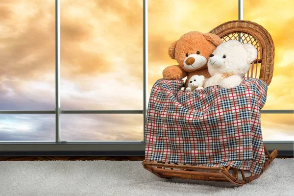 Два плюшевих фаршированих ведмедя гойдаються на плетеному кріслі . — стокове фото
