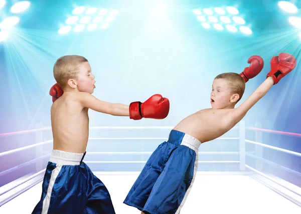Boxers lutando no ringue de boxe. O grande campeão wins.Little . — Fotografia de Stock
