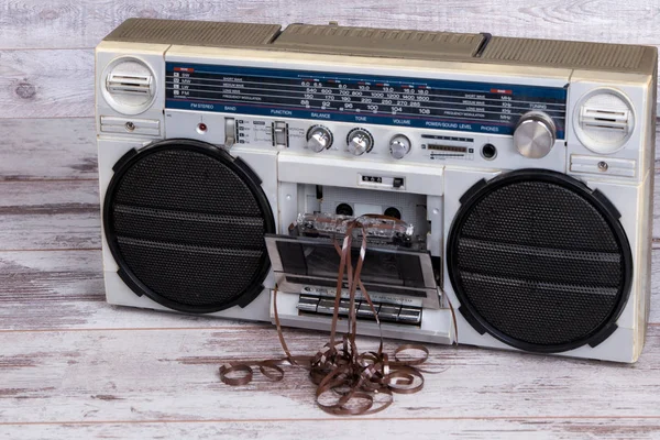 Retro radio-cassette player.Dusty antiguos cassettes.Vintage estilo  . — Foto de Stock