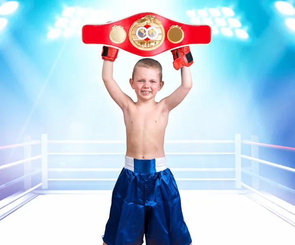 Tranen van overwinning weinig bokser de winnaar. Jongen-bokser kampioenschap riem te houden in boksen. — Stockfoto
