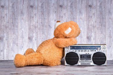 Büyük ayıcık dinleme Retro radyo-kaset çalar. Vintage tarzı .