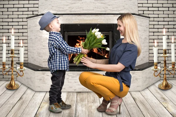 Fiatal fiú ad szeretett édesanyja egy szép tulipán csokor. Tavasz, fogalmát, a családi nyaralás. Nőnap. — Stock Fotó