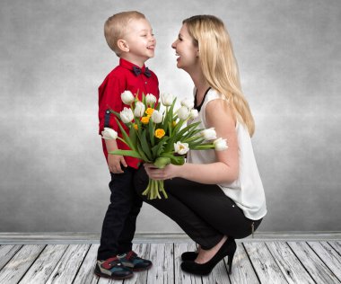 Küçük oğlu sevgili annesi güzel Lale buketi verir. Bahar, kavram aile tatili. Kadınlar Günü.
