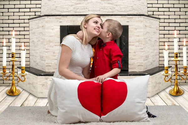 Fia anya szereti, és ad neki egy párnán az alakja a szív. Családi nyaralás. Valentin-nap. — Stock Fotó