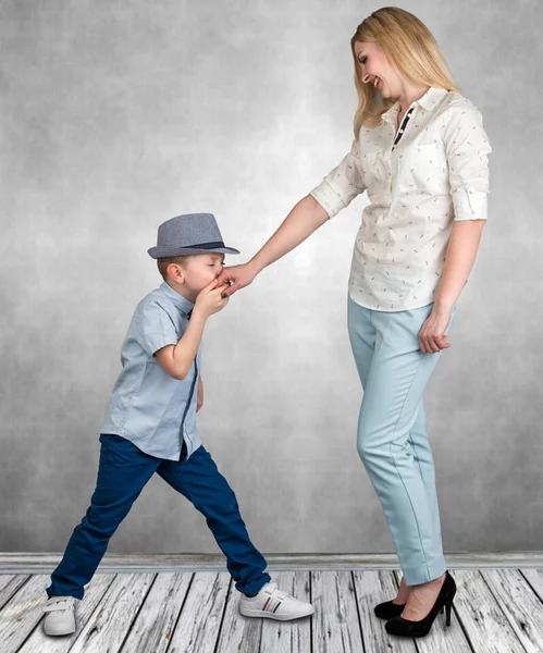 Pojken kyssar hand mor. — Stockfoto