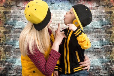 Genç bir anne ve küçük son.in hip hop tarzı. Moda aile. Genç Rapper.Cool dj.