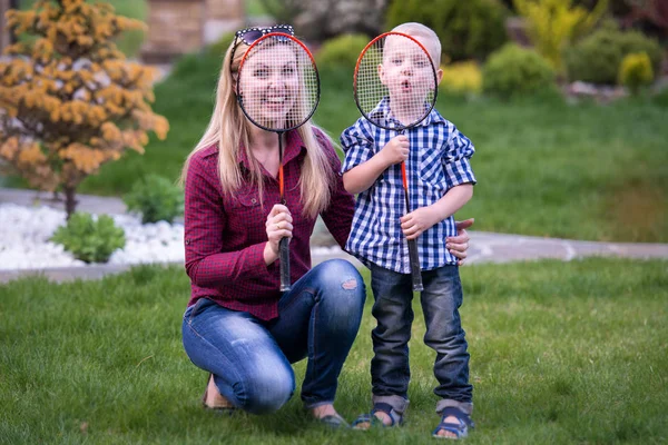 Mother and little son playing badminton. — Stock Photo, Image