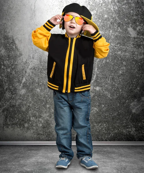 Der kleine Junge im Stil des Hip-Hop. Kindermode. Mütze und Jacke. der junge rapper.cool dj. — Stockfoto
