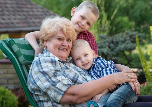 Aile portresi. Güzel büyükanne ve iki sevgili torunlarını.