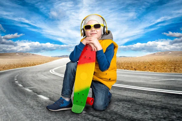 El chico patinador está descansando en el camino. . — Foto de Stock