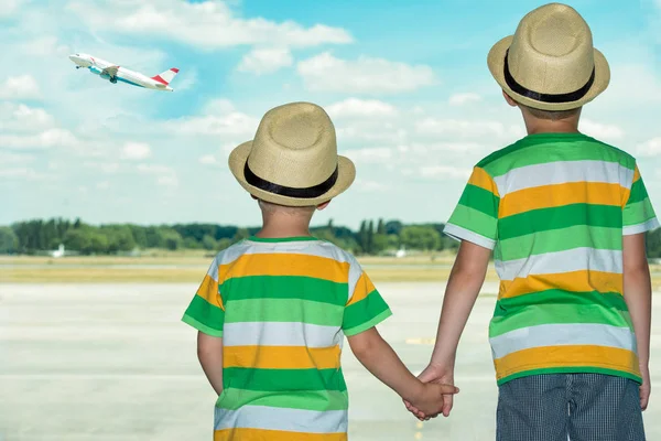 공항 이륙 하는 비행기를 보고 두 형제. — 스톡 사진