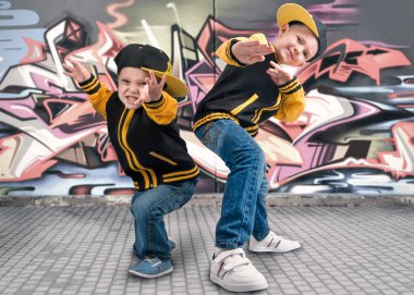 Break dans dans iki kardeş. Hip-hop tarzı. Havalı çocuklar. Grafiti duvarlara.