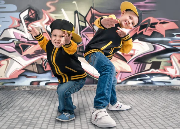 Break dans dans iki kardeş. Hip-hop tarzı. Havalı çocuklar. Grafiti duvarlara.