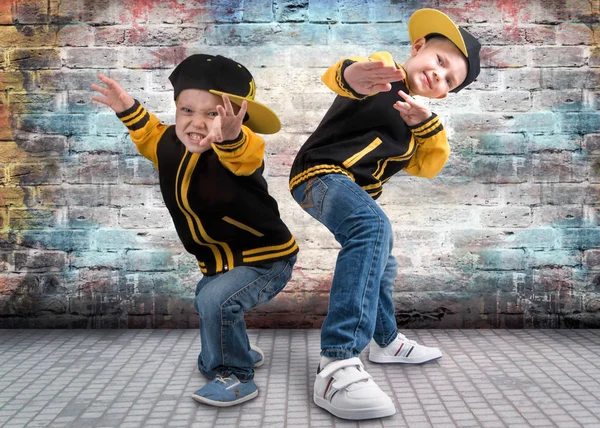 Break dans dans iki kardeş. Hip-hop tarzı. Havalı çocuklar.
