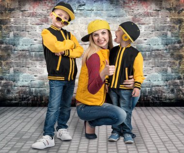 Genç bir anne ve iki genç oğlu hip hop tarzı. Moda aile.