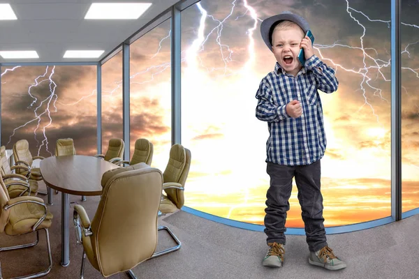 Kleine baas gesprekken op zijn mobiele telefoon. Emotionele gesprek. — Stockfoto