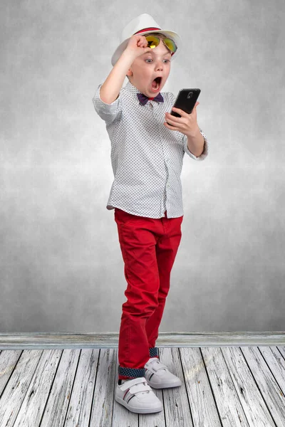 Pequeño jefe habla por su teléfono móvil.Conversación emocional . — Foto de Stock