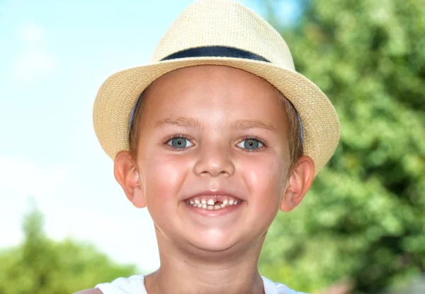 Un ragazzo con un cappello di paglia senza dente.Primo piano ritratto di . — Foto Stock