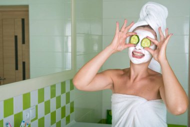  Kadın bir yüz maskesi sabah duştan sonra yapar. Güzellik bakımı cilt için