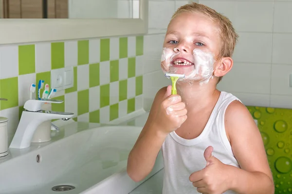 Menino aprendendo a barbear.Quer ser como o pai . — Fotografia de Stock